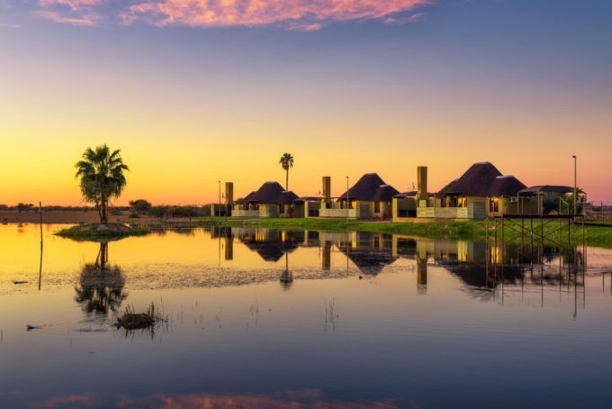 Coucher de soleil sur des lodges de luxe en Namibie